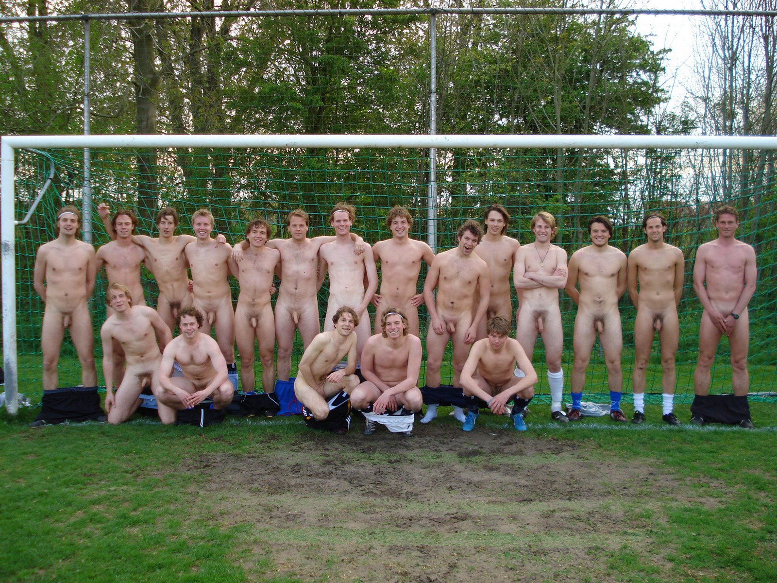 голые молодые футболисты