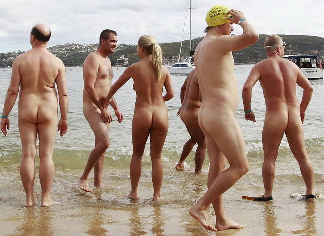 Голые люди на пляже (60 фото) .