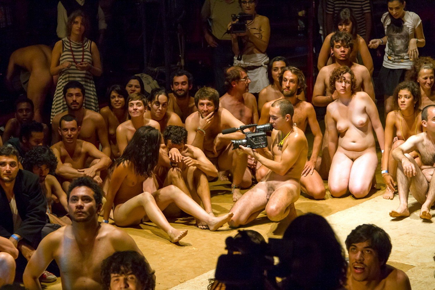 голые актеры и зрители в театре