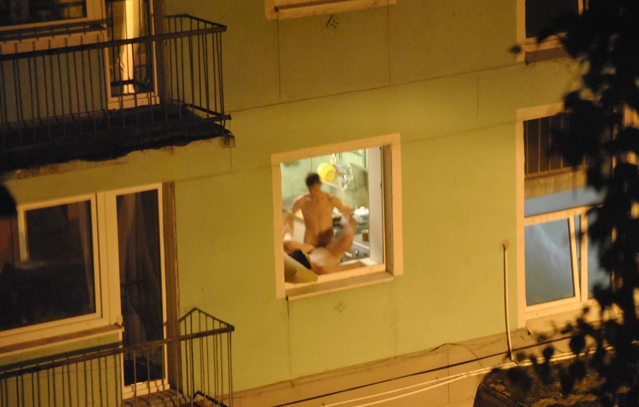девушки голые в окне дома напротив