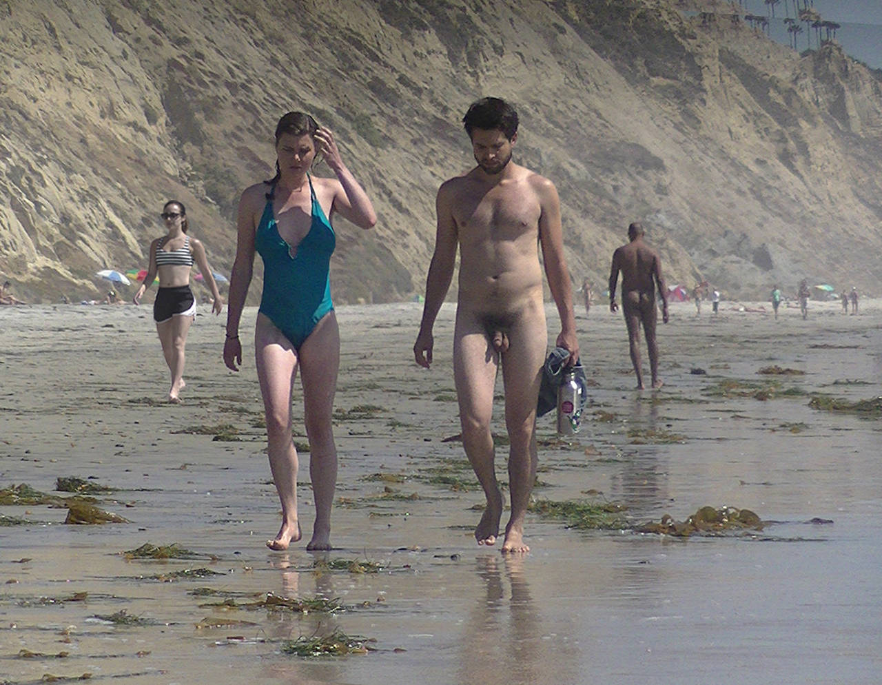 голые парни на пляже среди одетых фото 3