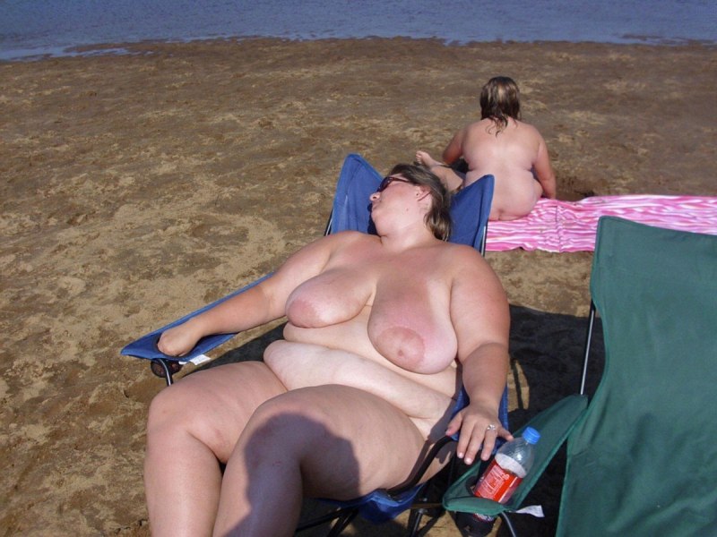 Потаскушка с огромными сиськами на пляже  (16 фото эротики)